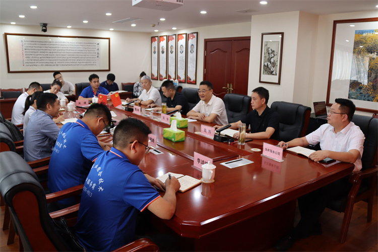 鄧華會(huì)見(jiàn)蒙牛集團(tuán)常溫營(yíng)銷(xiāo)中心、成都天杰有機(jī)農(nóng)業(yè)發(fā)展有限公司相關(guān)負(fù)責(zé)人一行